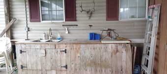 Fishing Camp sleeps 12, fully equipped. Screened in porch. 5 minutes from marina