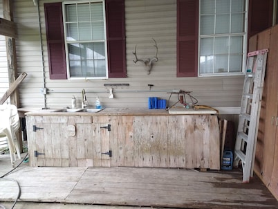 Fishing Camp sleeps 12, fully equipped. Screened in porch. 5 minutes from marina