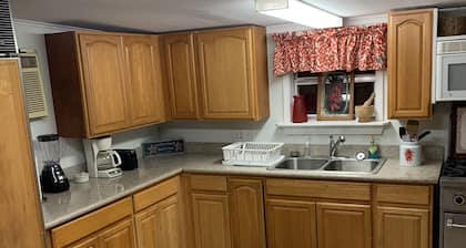 Fishing Camp sleeps 12, fully equipped. Screened in porch. 5 minutes from marina