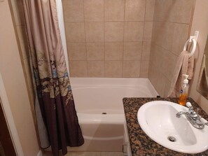 Combined shower/bathtub, jetted bath, hair dryer, towels - Fishing Camp sleeps 12, fully equipped. Screened in porch. 5 minutes from marina (Boothville-Venice)
