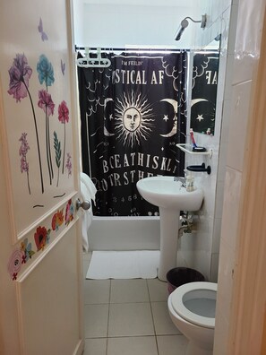 Ensemble douche/baignoire, douche à « effet pluie », sèche-cheveux