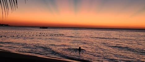 Perto da praia, espreguiçadeiras, toalhas de praia