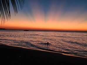 In Strandnähe, Liegestühle, Strandtücher