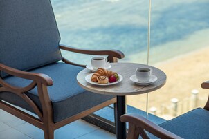 Minibar, escritorio y sistema de insonorización 