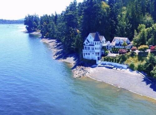 Waterfront Castle on the beach with hot tub on 1.58 Acres at downtown Chemainus 