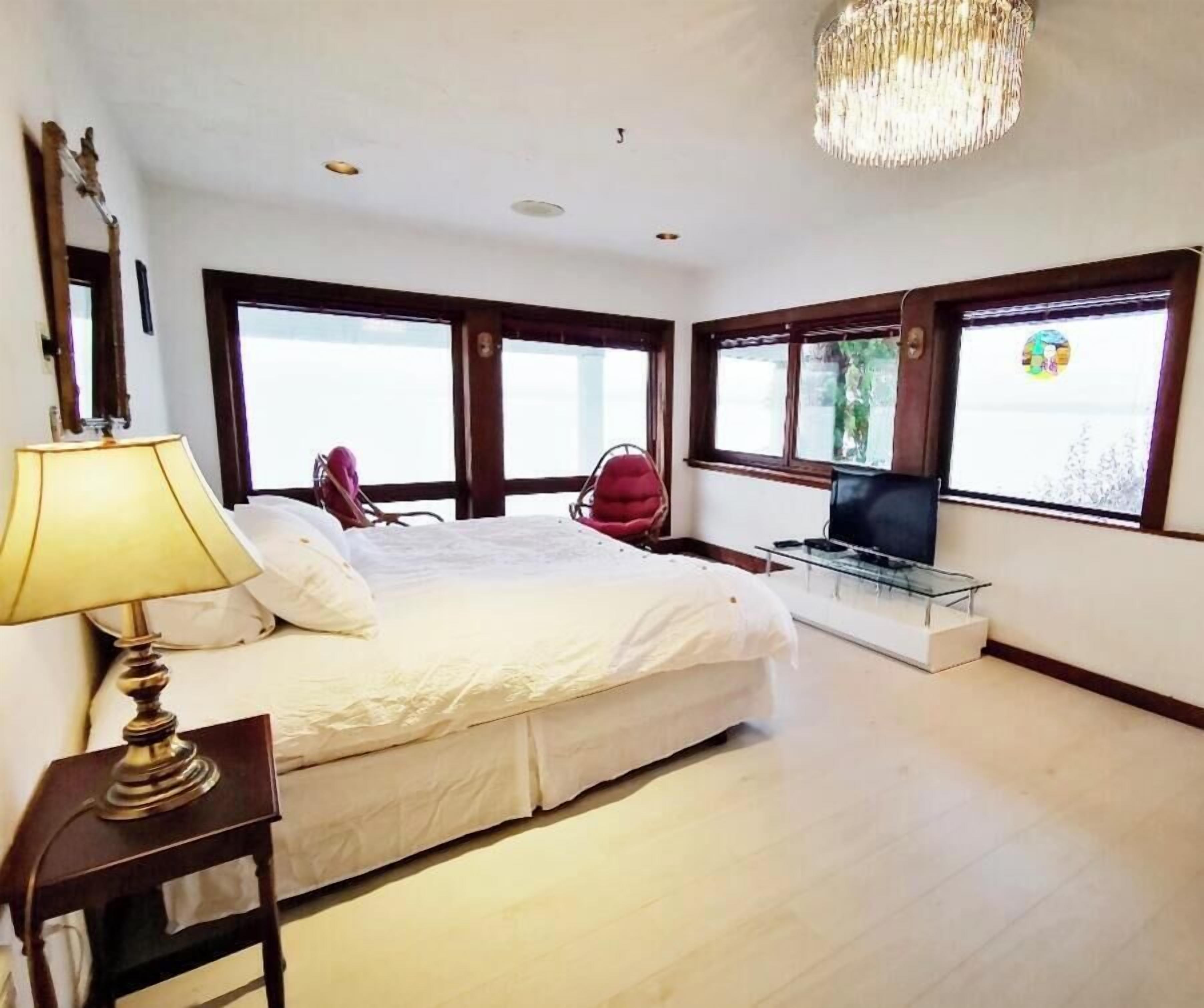 Waterfront Castle On The Beach With Hot Tub On 1.58 Acres At Downtown Chemainus - Chemainus