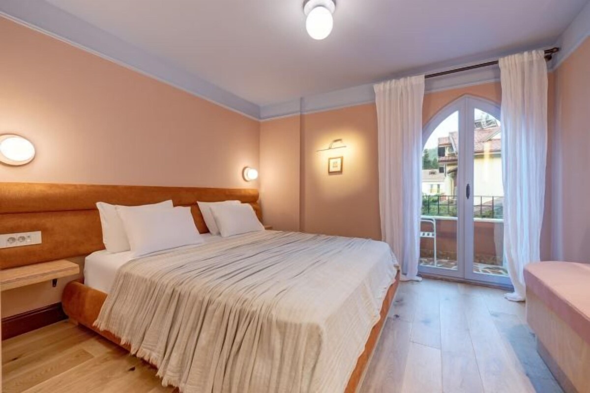 Premium bedding, minibar, laptop workspace, WiFi (free)