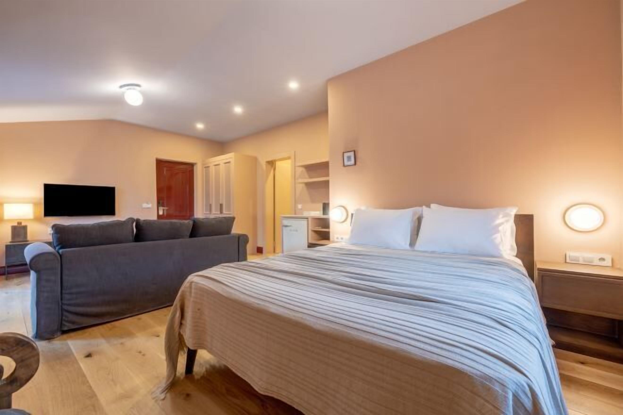 Premium bedding, minibar, laptop workspace, free WiFi