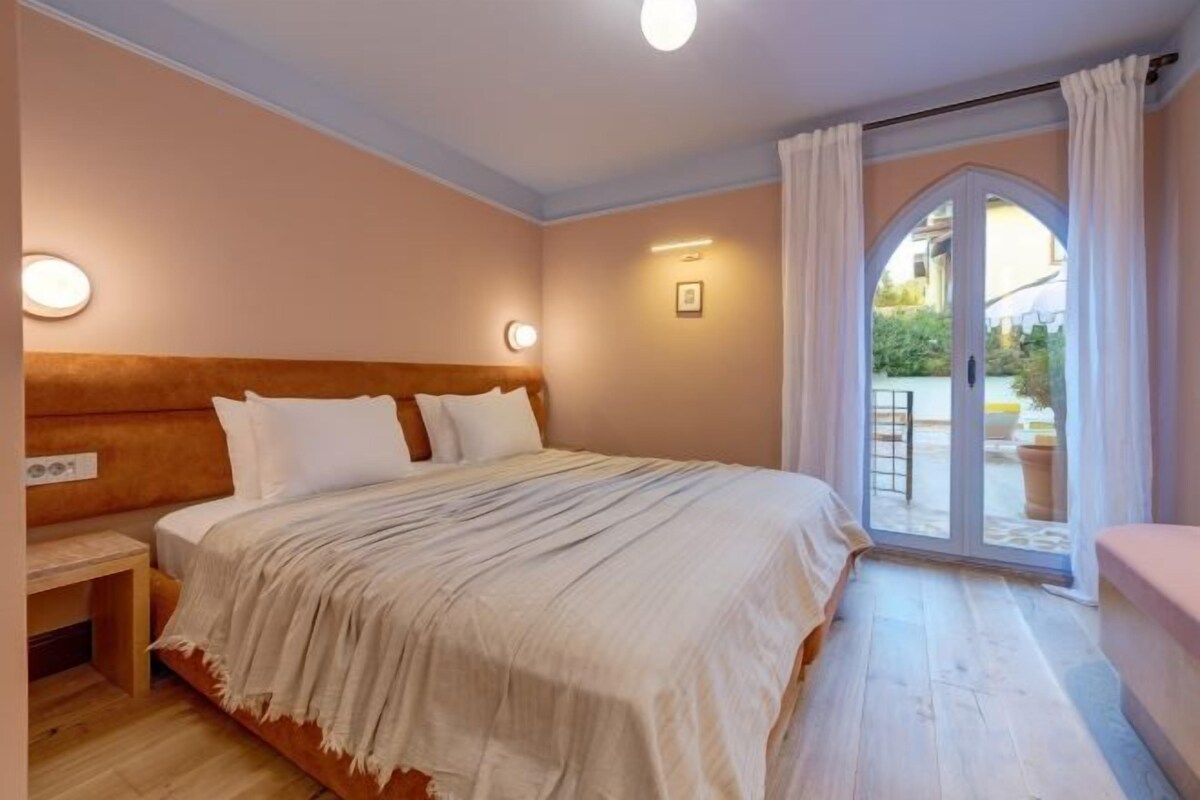 Premium bedding, minibar, laptop workspace, WiFi (free)