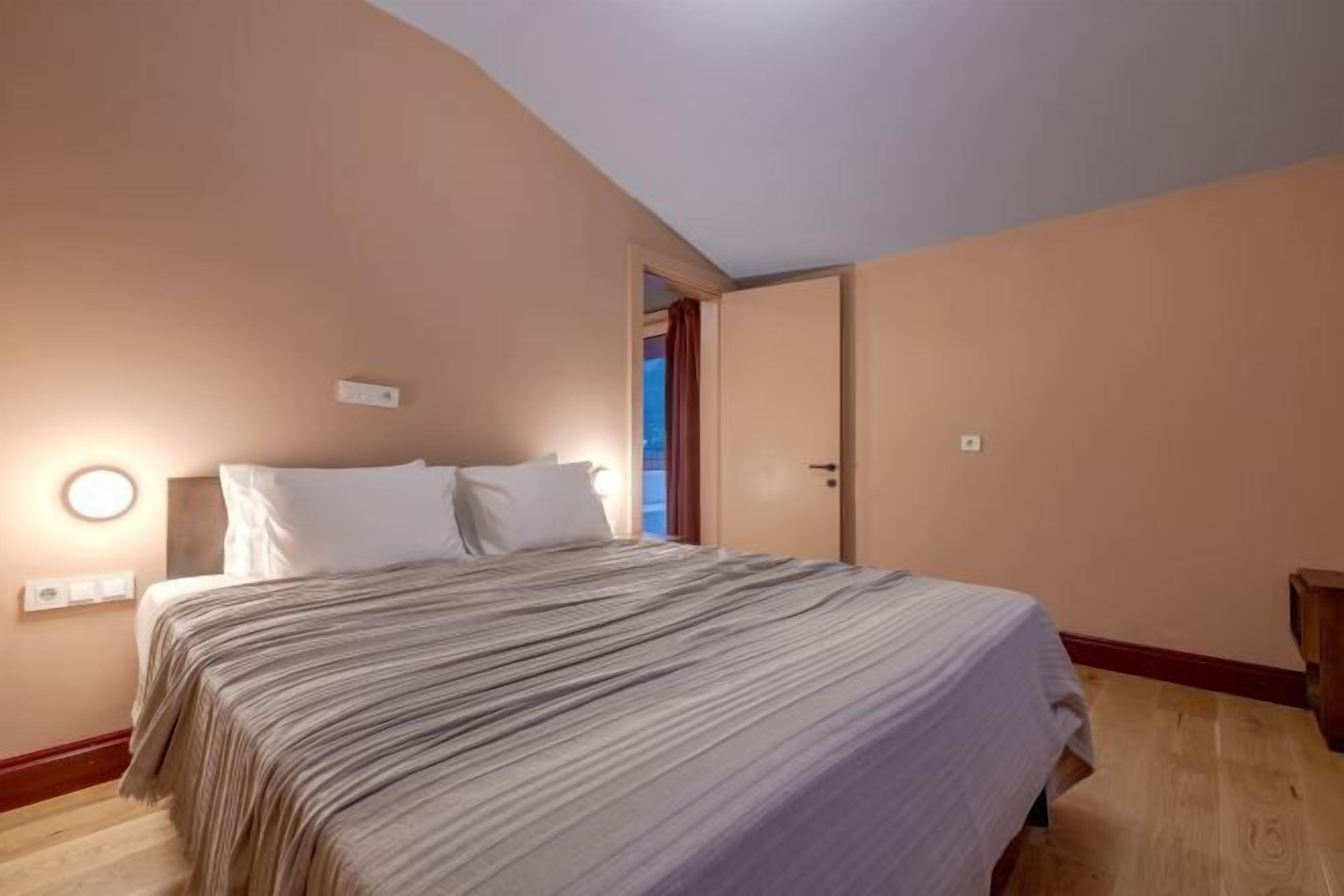 Premium bedding, minibar, laptop workspace, free WiFi