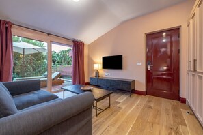 ハネムーン ダブルルーム プールアクセス | 高級寝具、ミニバー、ノートパソコン用作業スペース、WiFi (無料)