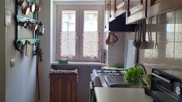 Fridge, oven, stovetop, coffee/tea maker