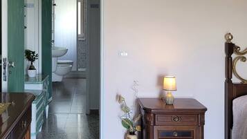 2 bedrooms, desk, iron/ironing board, travel cot