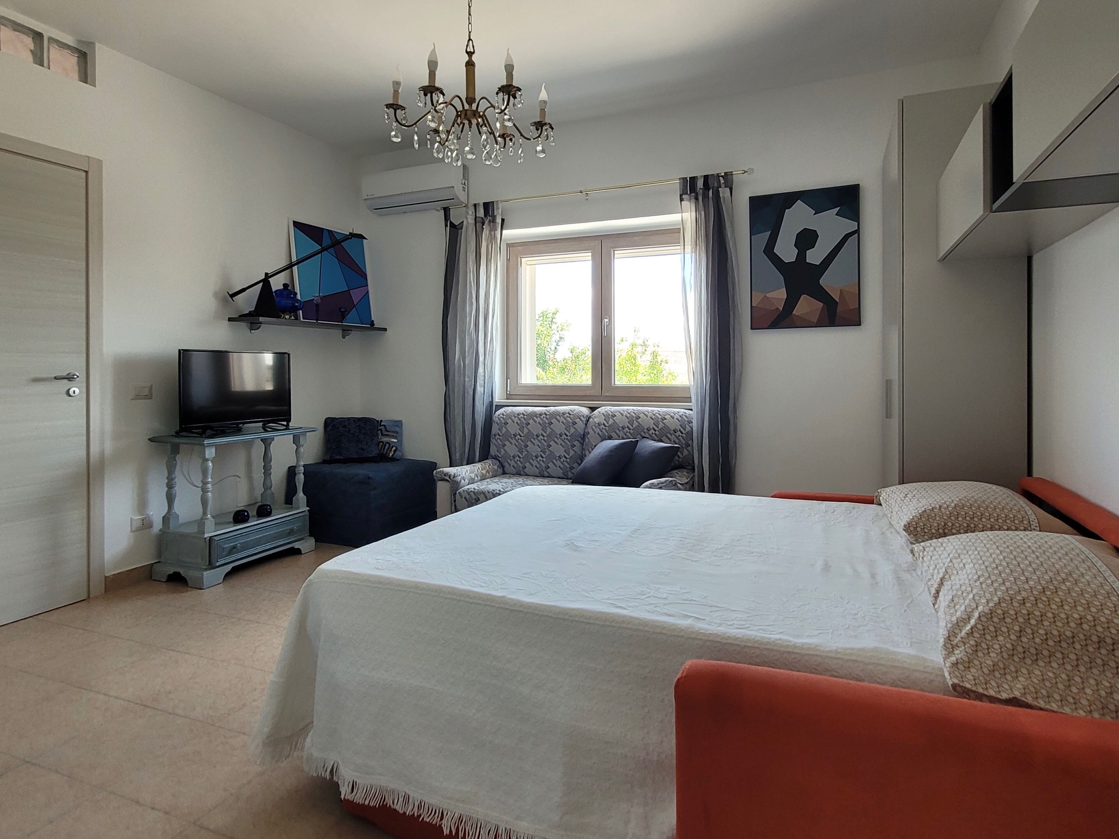 2 chambres, bureau, fer et planche à repasser, lit parapluie