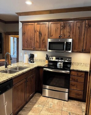 Cookware/dishes/utensils - Beautiful resort in the smoky mountains right above Gatlinburg (Gatlinburg)