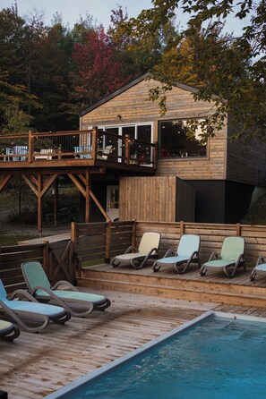 季节性开放的室外游泳池，日光浴躺椅