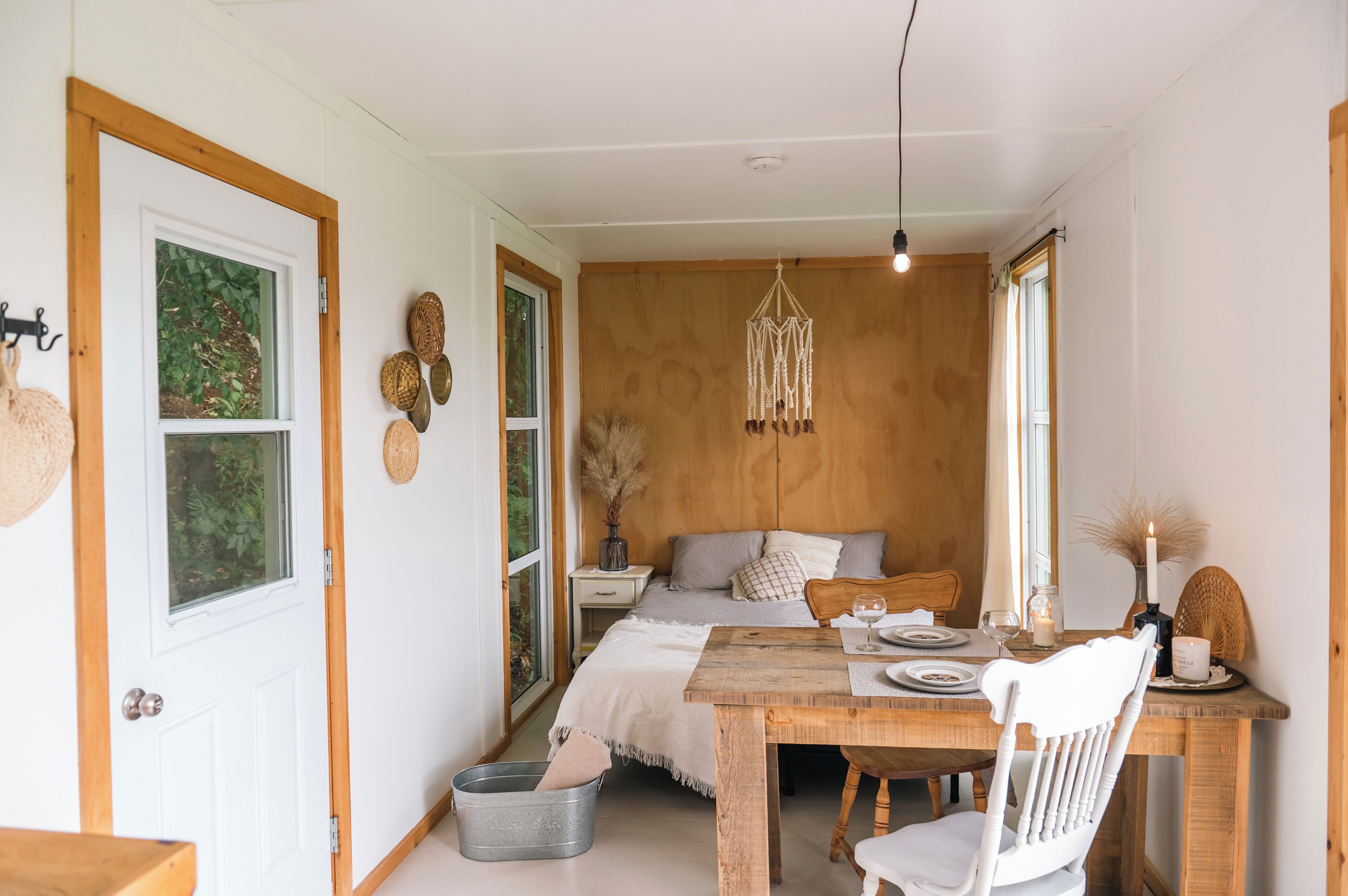 Cabaña panorámica, 1 cama Queen size, acceso a la alberca, vista a la colina | Área de sala de estar | Chimenea 