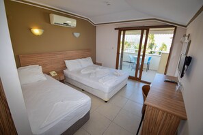 Quarto casal ou duplo econômico | Frigobar, escrivaninha, espaço de trabalho para notebook, Wi-Fi