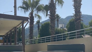 Een seizoensgebonden buitenzwembad