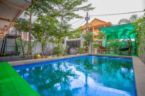 City Center, walking distance to dinning option