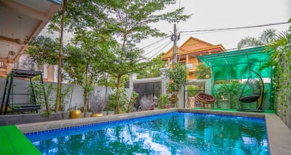 City Center, walking distance to dinning option