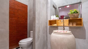 Combined shower/tub, towels, toilet paper