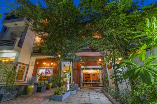 City Center, walking distance to dinning option