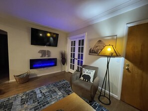 Smart TV, fireplace - Northern Lights- Relax, Unwind, & Enjoy (Two Harbors)