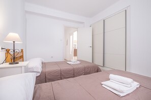 3 slaapkamers, een strijkplank/strijkijzer, gratis wifi, beddengoed