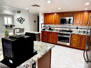 Réfrigérateur, four à micro-ondes, un four, surface de cuisson