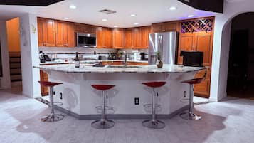 Refrigerador, microondas, horno, placa de cocina