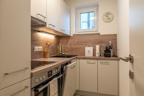 Kühlschrank, Ofen, Geschirrspüler, Wasserkocher mit Kaffee-/Teezubehör