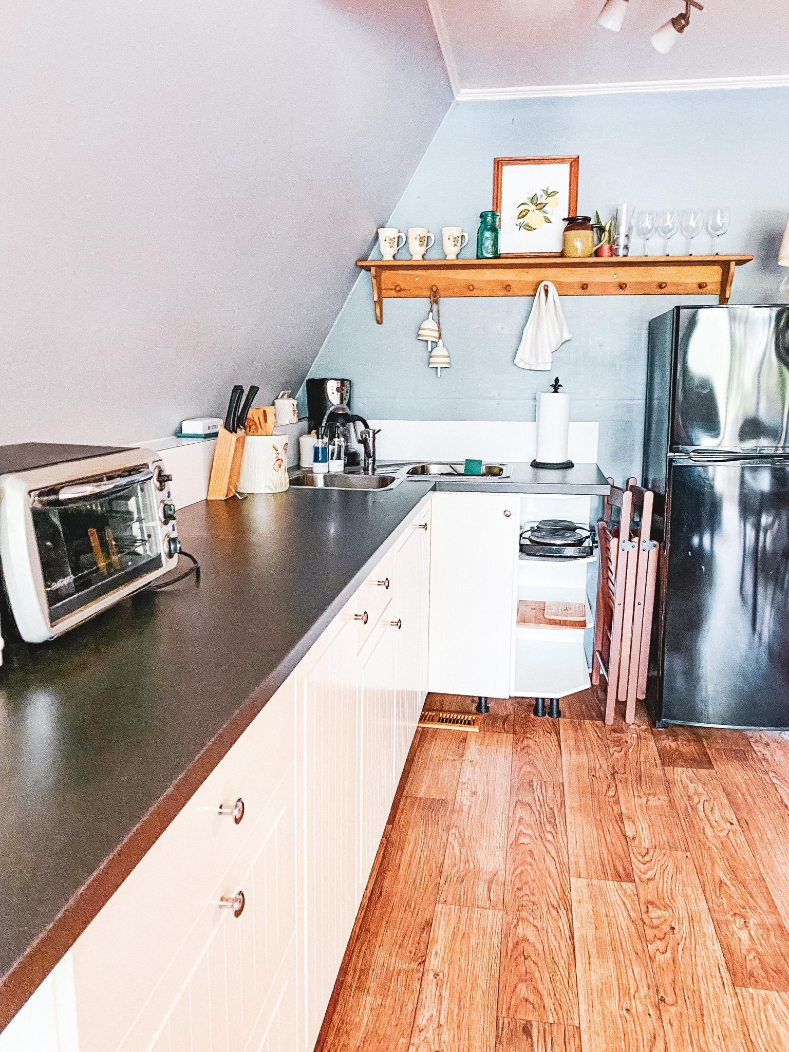 Réfrigérateur, micro-ondes, cafetière/bouilloire, grille-pain