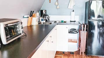 Réfrigérateur, micro-ondes, cafetière/bouilloire, grille-pain