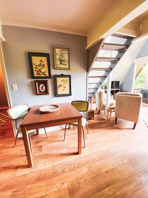 Dining - Cheery, Peaceful Water Front Cabin on Winery Grounds (Colonial Beach)