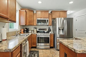 Fridge, microwave, oven, stovetop - Pet Friendly: 3/2 in Sugar Hill on 1 Acre (Sugar Hill)