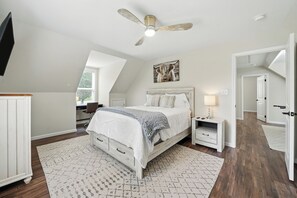 4 bedrooms, iron/ironing board, free WiFi, bed sheets - Pet Friendly: 3/2 in Sugar Hill on 1 Acre (Sugar Hill)