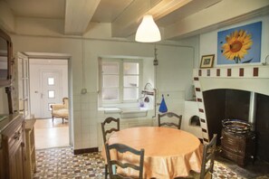 Dining - Farmhouse apartment Gite with amazing vineyard views (Pomport)