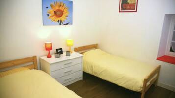 2 chambres, bureau, fer et planche Ă repasser, lit parapluie