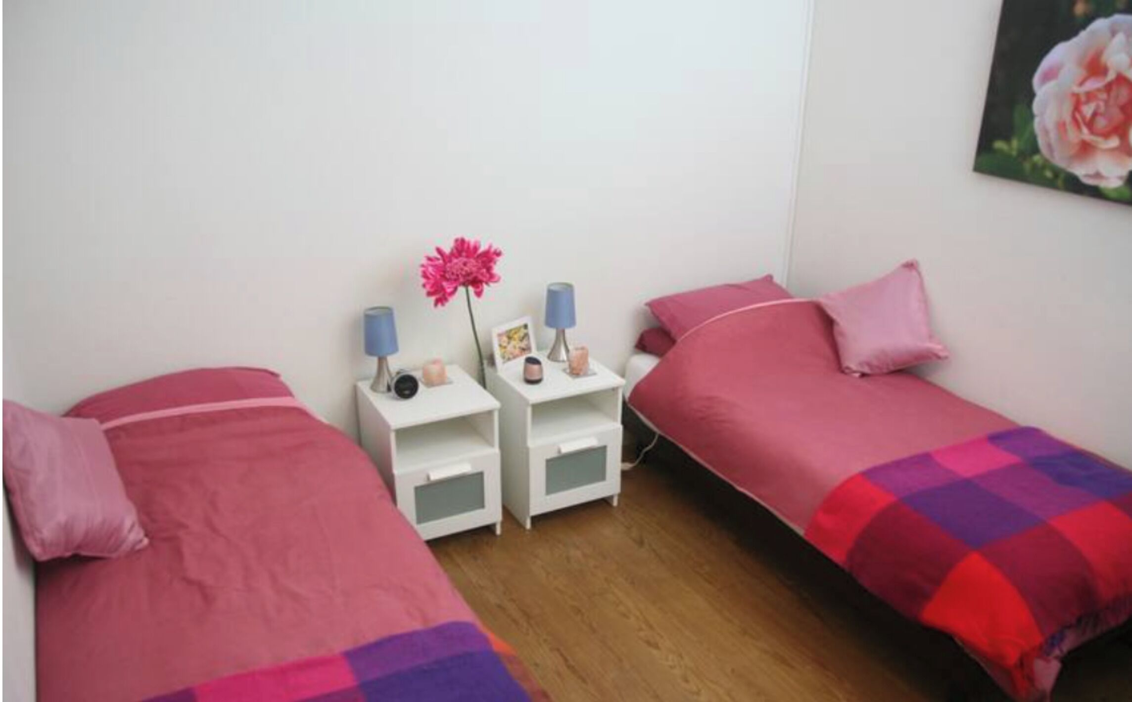 2 chambres, bureau, fer et planche à repasser, lit parapluie