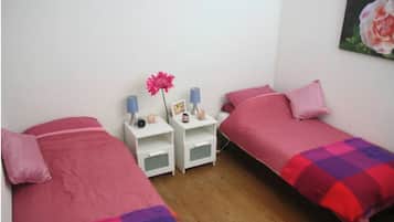 2 chambres, bureau, fer et planche Ă repasser, lit parapluie