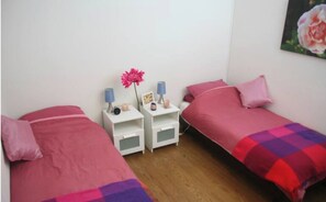 2 bedrooms, desk, iron/ironing board, travel crib - Farmhouse apartment Gite with amazing vineyard views (Pomport)