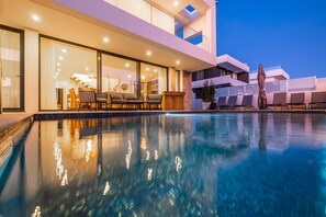 Piscina all'aperto, una piscina riscaldata