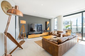 Smart TV, tavolo da calcetto, tavolo da ping pong, libri