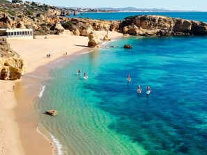 Perto da praia, espreguiçadeiras, toalhas de praia 