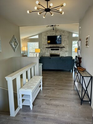 Smart TV, chimenea, futbolito, libros