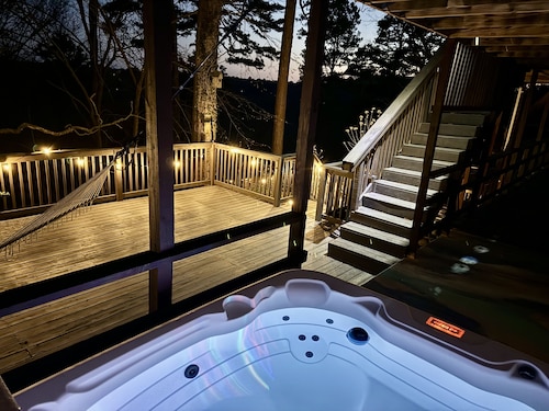 Forest Waters Lake House w hot tub and fire places