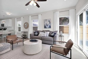 Smart TV, Netflix, Hulu, streaming services