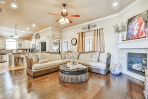 Smart TV, fireplace, stereo