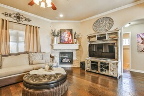 Smart TV, fireplace, stereo - POOL, Firepit, Gameroom, Great for Families (Lubbock)